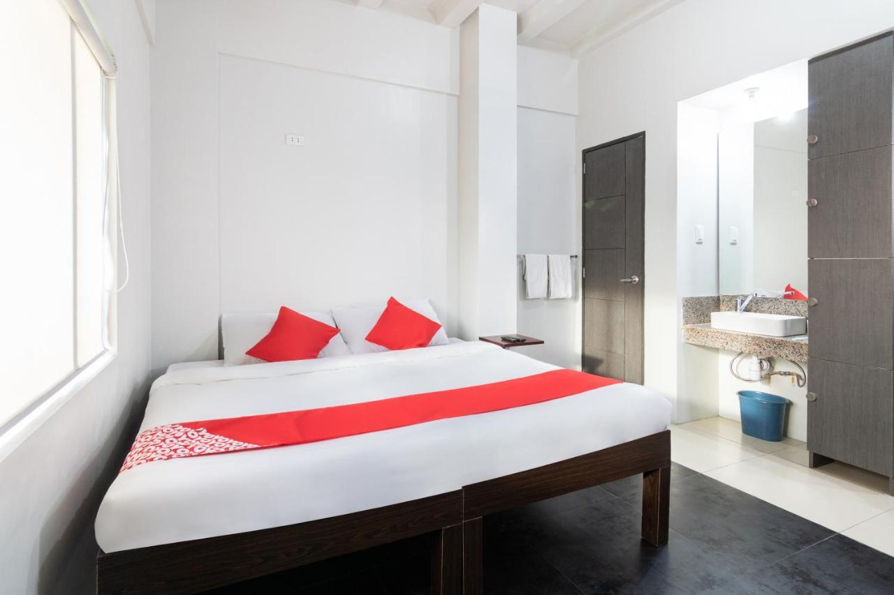 Oyo 136 Regal Residences Quezon City Exteriör bild